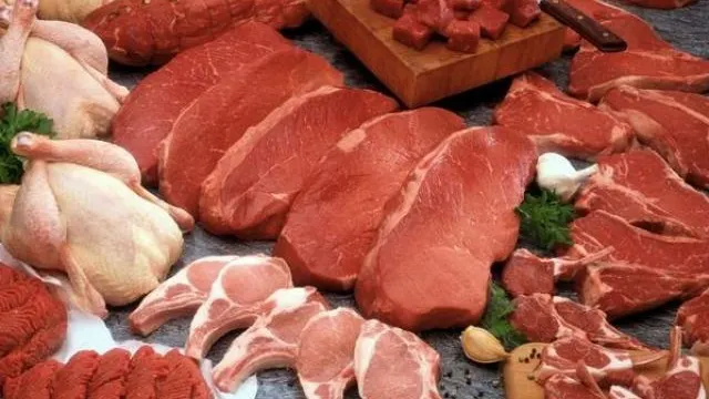Lichidul roșiatic din carne nu este sânge. Vei fi uimit să afli ce este el, de fapt