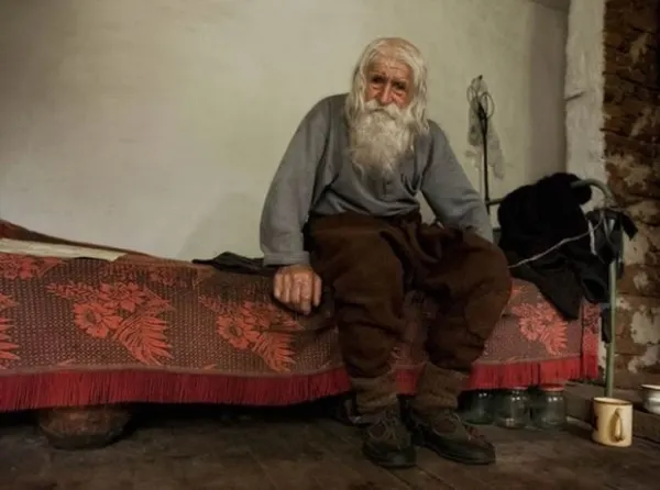 Omul ăsta are 100 de ani, a cerşit toată viața, dar nu a cheltuit niciun leu. Ce a făcut cu banii
