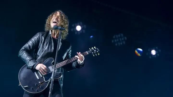 Lumea muzicii este în șoc. Chris Cornell, solistul Soundgarden, un uriaș al scenei rock, a murit