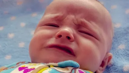 Şi-a văzut fiica în chinuri! Micuţa urla, dar nu părea să aibă nimic. Când s-a uitat la gura ei...