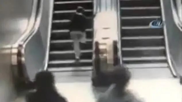 Video şocant! Un copil a fost prins între scările rulante dintr-un centru comercial