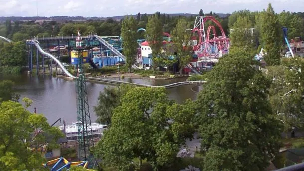 O fetiță a murit după ce a căzut dintr-o instalație a unui parc de distracții din Marea Britanie