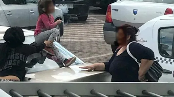 Imagini scandaloase. Un copil este învăţat de adulţi cum să fumeze
