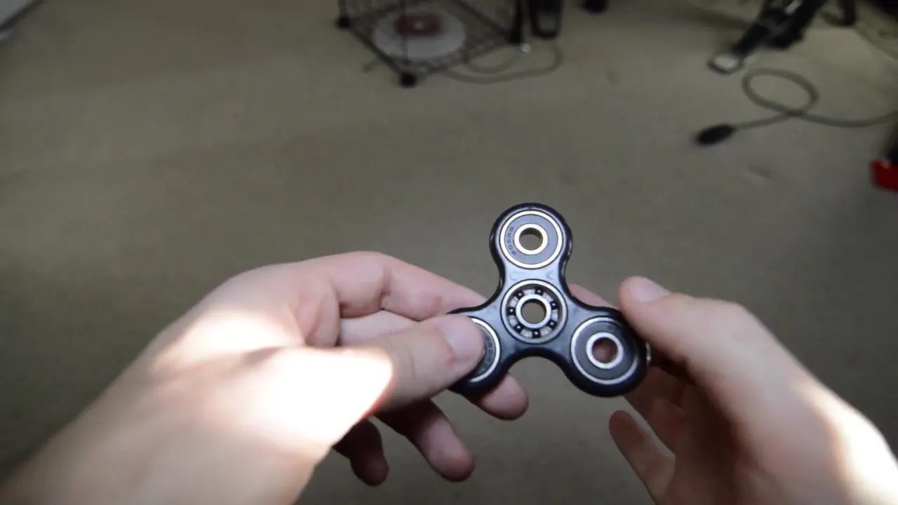 FIDGET SPINNER, jucăria antistres care a bătut recordul de popularitate. Eficientă sau enervantă?