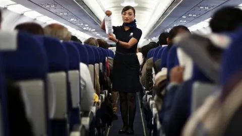 Nicio stewardesă NU îţi spune asta! Misterul ultimelor 8 MINUTE înainte de aterizarea avionului