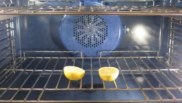 A tăiat două lămâi şi le-a pus în cuptor! Iată trucul de care te vei folosi zilnic