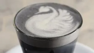 Un nou tip de cafea face furori pe rețelele de socializare. Cum se prepară latte-ul negru