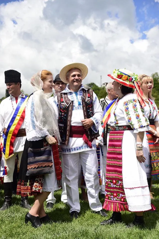 "Vrednic este". Dragnea, în costum de haiduc, lângă 10 000 de oameni în port popular: "O mândrie"