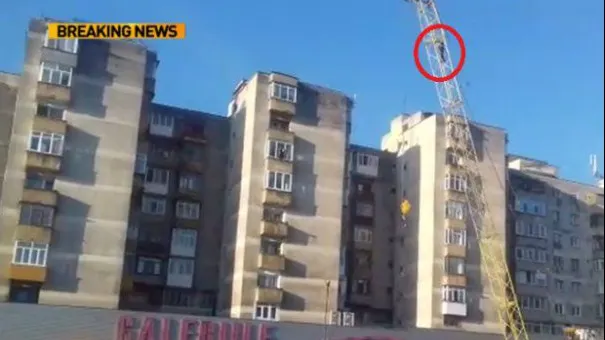 Vâlcea: Autoritățile, puse pe jar de un bărbat care s-a urcat pe o macara și amenința că se sinucide