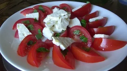 Roşii cu brânză. Adevărul nespus despre această combinaţie. Nutriţionistul avertizează!