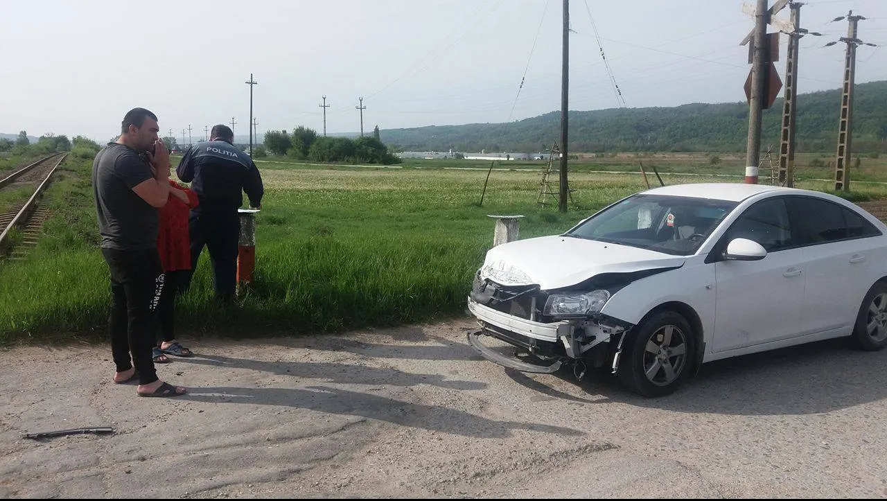 Maşină spulberată de tren, în judeţul Argeş. VIDEO