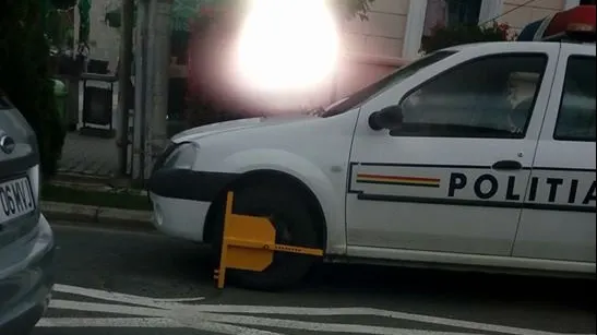 Maşină de poliţie cu roţile blocate, la Blaj. Dovada că legea se aplică şi pentru oamenii legii