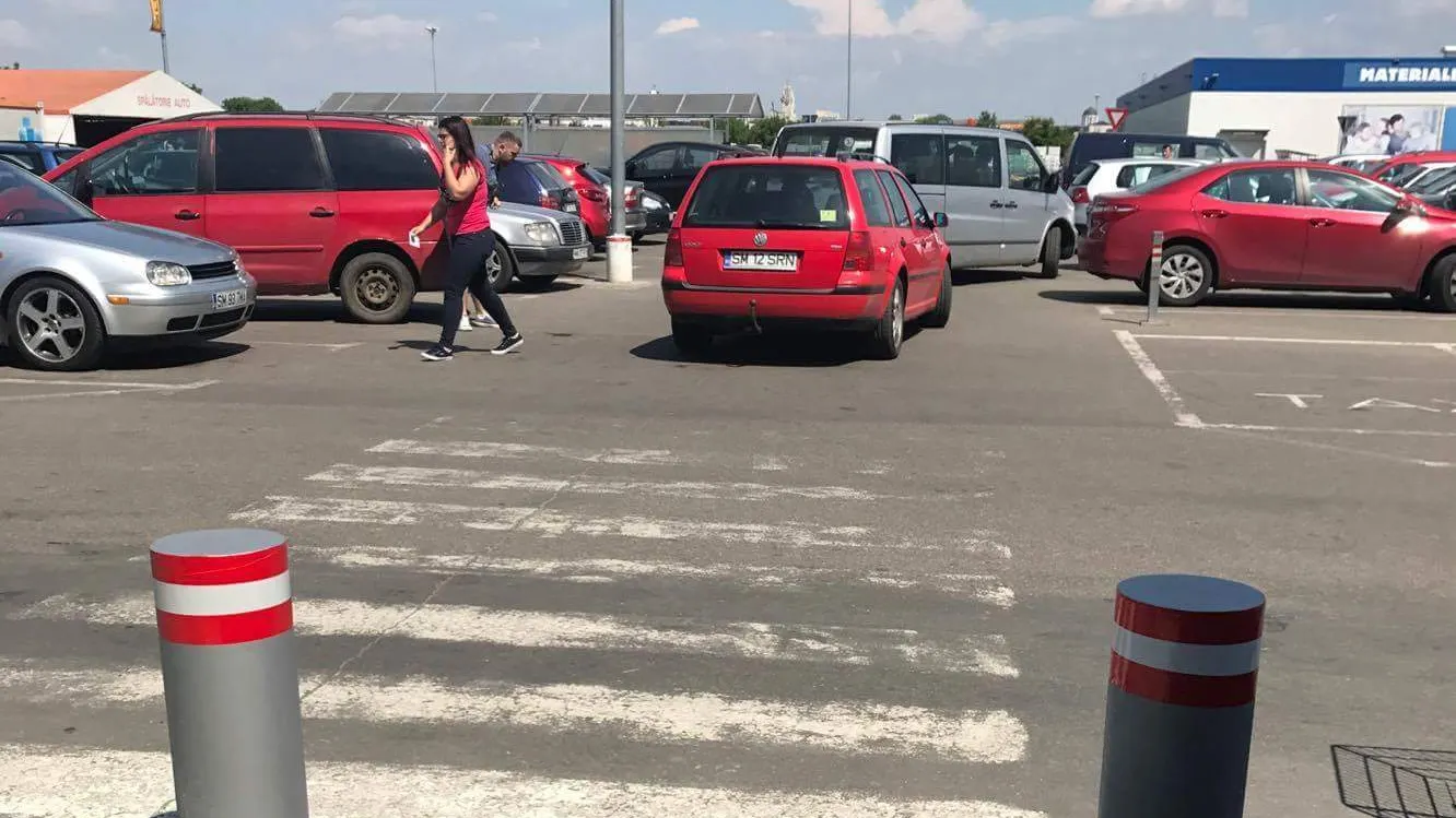 Tineri snopiţi în bătaie în parcarea unui hipermarket