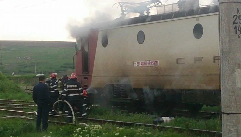Locomotivă în flăcări în judeţul Tulcea. Incendiul a izbucnit din cauza unor defecţiuni