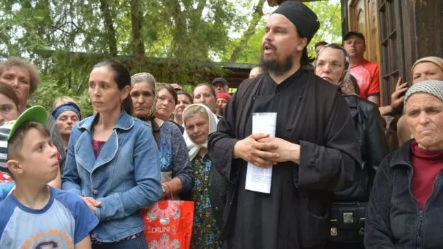 Un preot „schismatic“ refuză să-i împărtăşească pe posesorii de card de sănătate