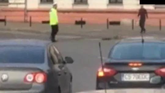 Poliţist cu suflet mare! A oprit traficul pentru a ajuta o raţă cu boboci să treacă strada