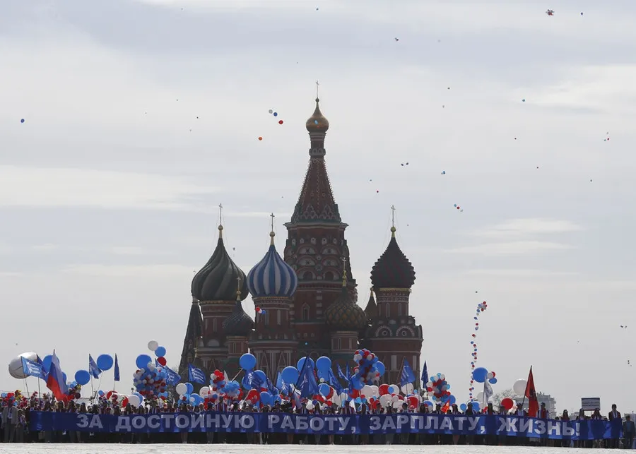 Manifestaţie uriaşă la Moscova, cu 1,5 milioane de oameni. Steaguri comuniste şi portretul lui Lenin