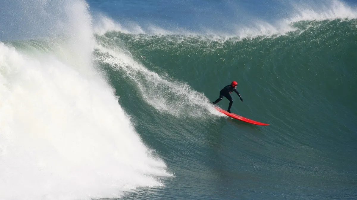Salvare miraculoasă: un surfer a fost găsit după ce a plutit în larg zile întregi