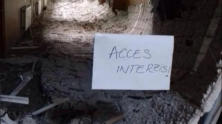 Incident la o școală din București. Tavanul s-a prăbușit peste una din clase 