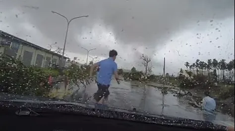 L-a prins tornada în trafic. Ce a filmat camera de pe bord e șocant