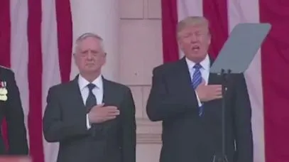 Donald Trump, comportament pueril la intonarea imnului. Preşedintele a fost ironizat pe internet