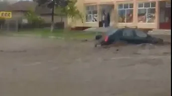 Maşini luate de puhoaie, pe DN 22A. După potop, INUNDAŢII în cinci judeţe