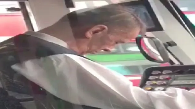 Vatman surprins de călători în timp ce dormea în cabina tramvaiului