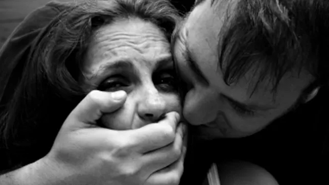 Adolescentă violată de patru bărbaţi, după ce le-a cerut indicaţii pe stradă