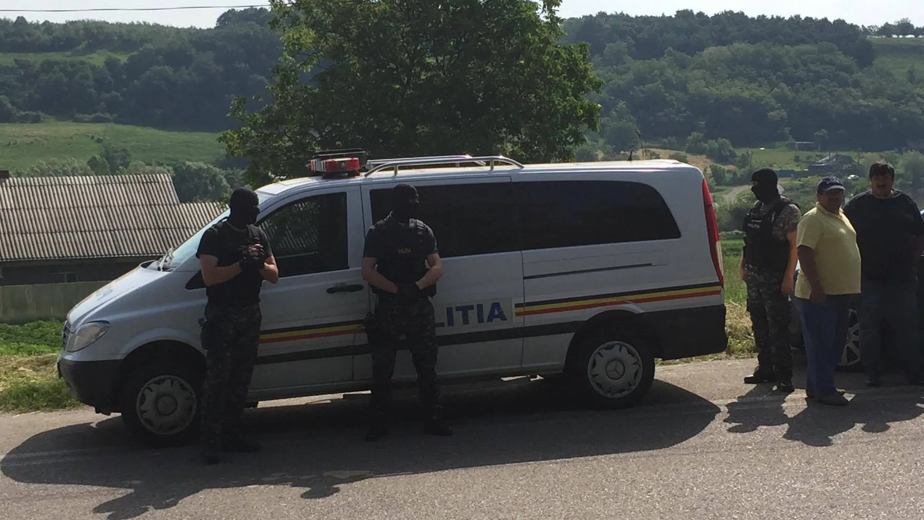 Dublă crimă în Neamț și polițiști înjunghiați. S-au tras focuri de armă după agresor