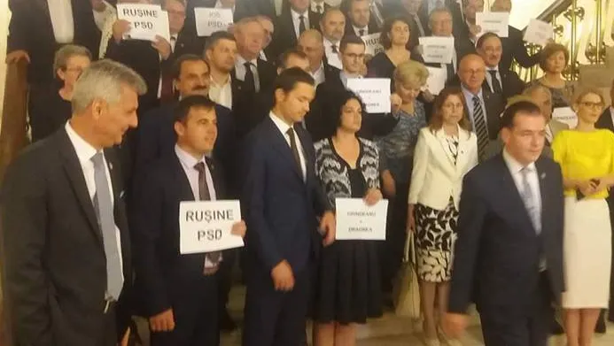 Proteste cu câteva minute înainte de moţiune: "RUŞINE PSD!"