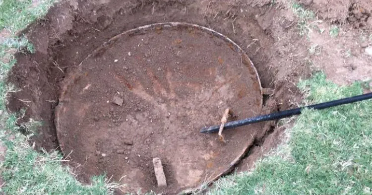 Abia cumpărase casa, când a găsit o trapă în gazonul din spate.A deschis uşa, a intrat, a ÎNCREMENIT