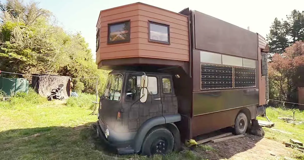 Au găsit un camion părăsit şi l-au transformat în CASTEL. Odată deschise uşile, e o lume de vis