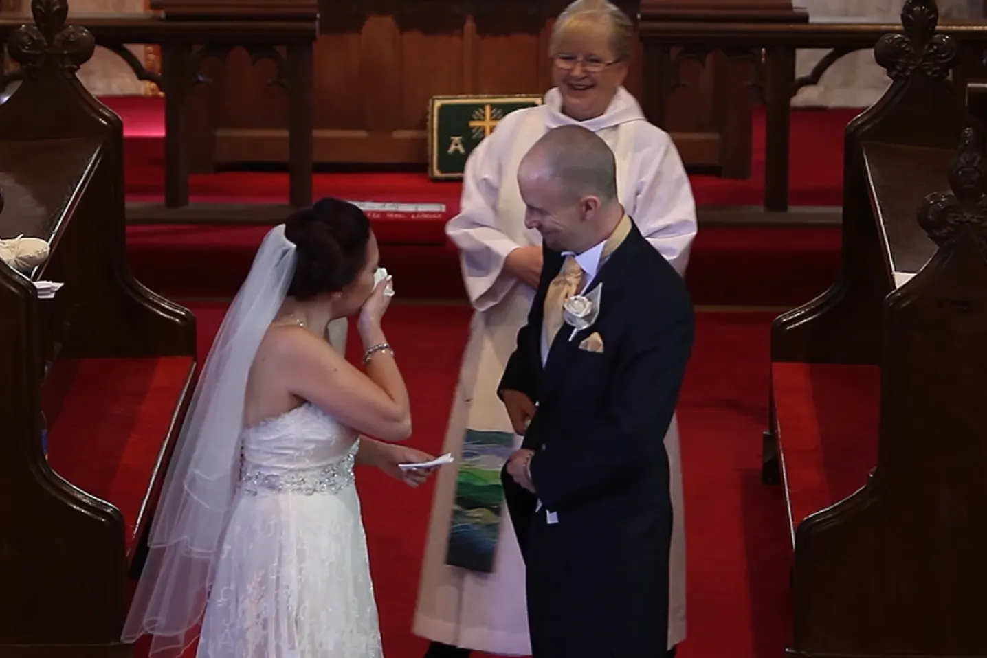 Mireasa şi mirele erau la altar. Bărbatul i-a spus ceva la ureche.Femeia s-a întors, a PLÂNS întruna