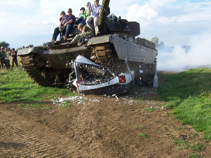 A luat de pe e-bay un TANC folosit în Războiul din Golf.ULUITOR ce a găsit în rezervor.S-a îmbogăţit