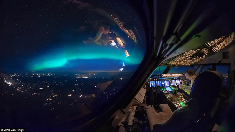 Imagini superbe publicate de un pilot. Cum se vede lumea din "biroul lui"