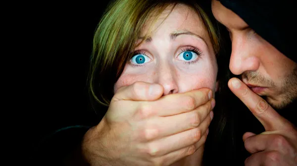 A spus tuturor că a fost asaltată sexual de 15 bărbați.Judecătorii au închis-o imediat ce au văzut-o