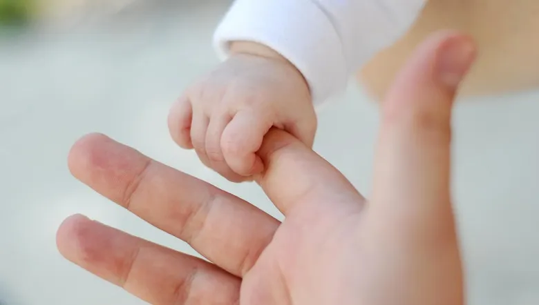 Unui bebeluș aflat într-o fază terminală a bolii îi este refuzat tratamentul