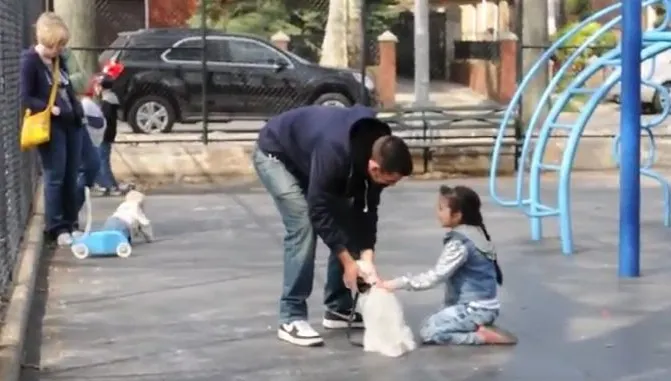 Cât de des îi spui copilului tău să nu vorbească cu străinii? Experimentul social care te va şoca