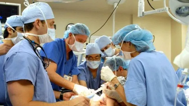 Ce au descoperit medicii în stomacul unui pacient care suferea de constipaţie de ani întregi