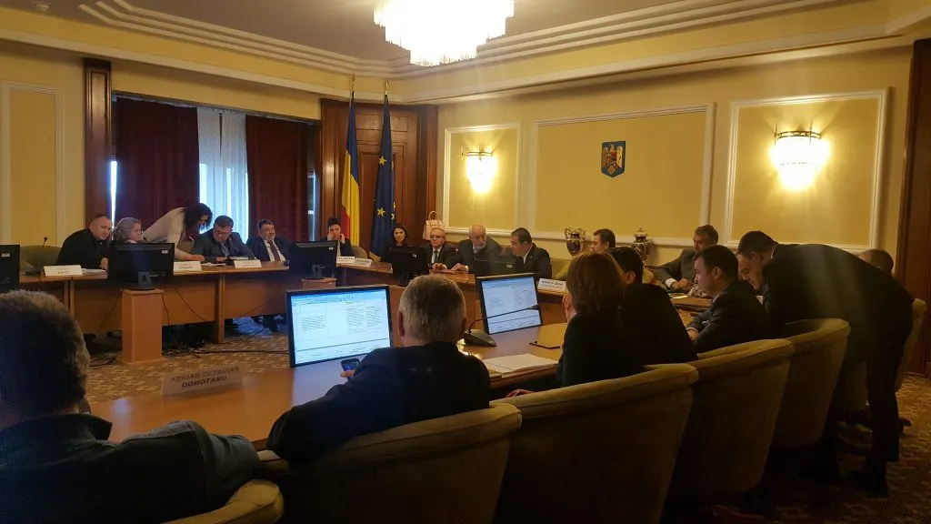 Ceartă în Comisie pe L.Salarizării: "Nu mai minţiţi la televizor că ne măriţi salariile! Ne luaţi!"