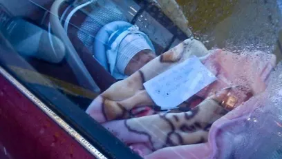 A văzut un bebeluş în maşină. Alături, un bilet. Când l-a citit, a avut un şoc! A chemat Poliţia