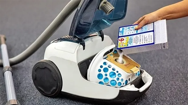 Pune detergent în sacul aspiratorului şi vezi ce va urma. Te vei folosi mereu de acest truc