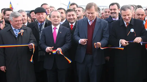 Ce le-a cerut Emil Boc constructorilor unui pod, pentru a verifica calitatea lucrărilor