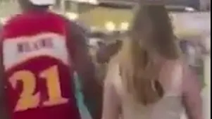 Imagini șocante. Un bărbat își plimbă iubita în lesă prin supermarket