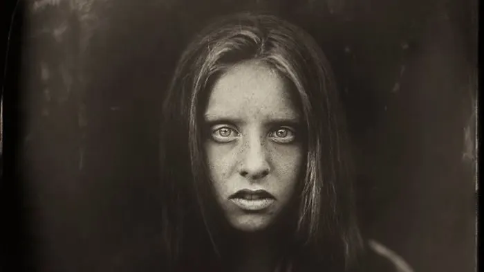 A recurs la o tehnică de la începuturile fotografiei, iar rezultatul ședințelor foto este ireal