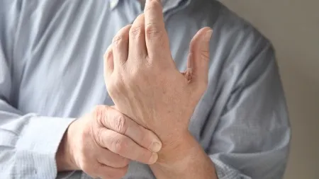 Nu neglijaţi furnicăturile care apar la nivelul membrelor! Mergeţi de urgenţă la medic