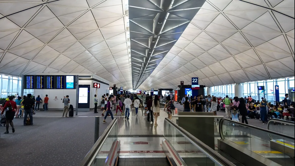 Ca ei nu mai e NIMENI - i-au filmat în mijlocul aeroportului, făcând un lucru greu de IMAGINAT
