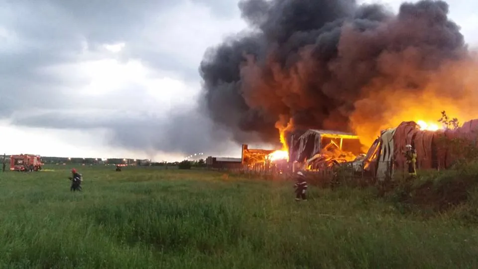 Incendiu de AMPLOARE în Balotești! Un depozit de mobilă şi două hale s-au făcut scrum