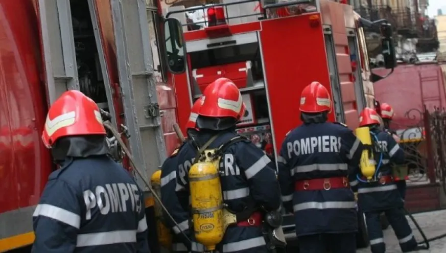 Incendiu într-un imobil din capitală. Pompierii acţionează de urgenţă