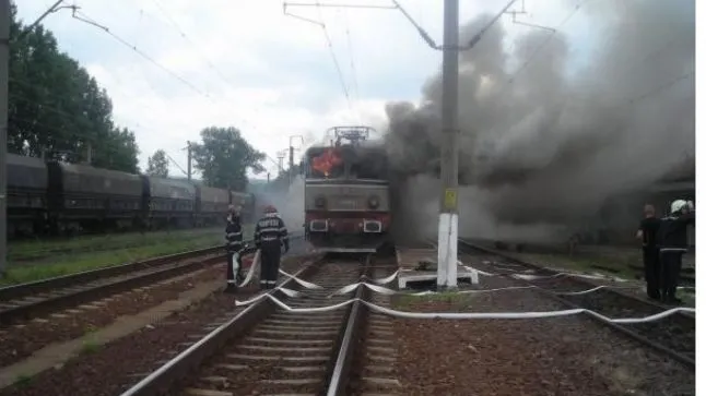 Locomotivă în flăcări. 30 de călători au fost evacuaţi